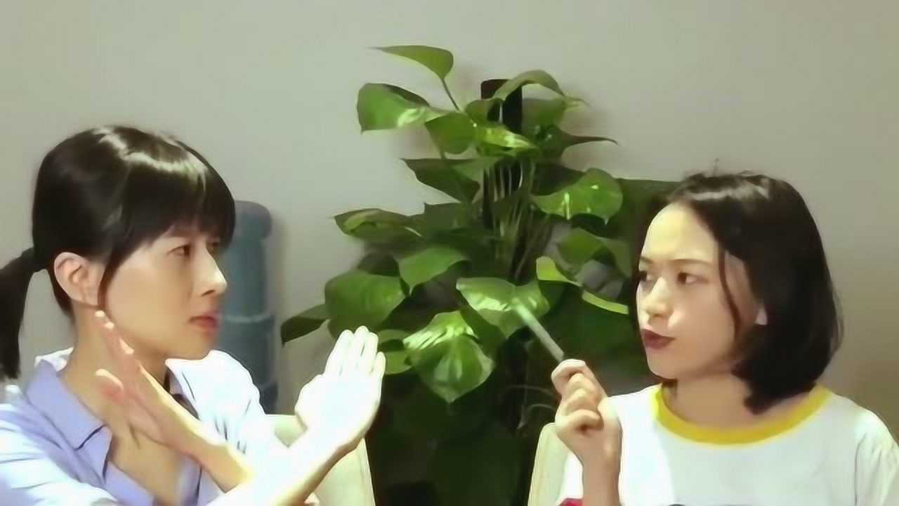 papi酱和同事像没长大的孩子居然在公司玩过家家