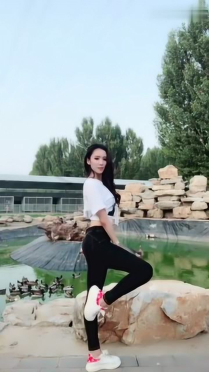 最近很火的一字马女神，看看小姐姐这身材，绝对是女人中的极品！_腾讯视频