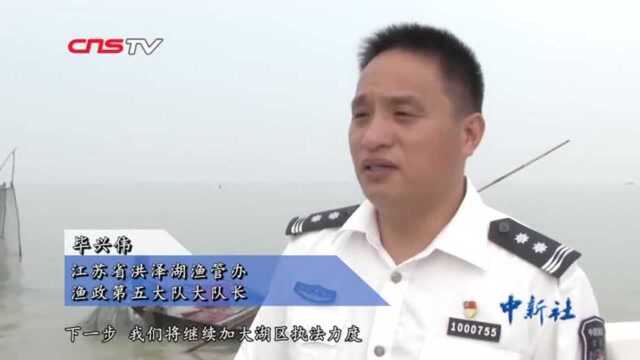 江苏洪泽湖开捕渔民一网捕上百斤鱼