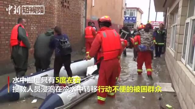 河北康保强降雨引发内涝消防救出45名受困群众