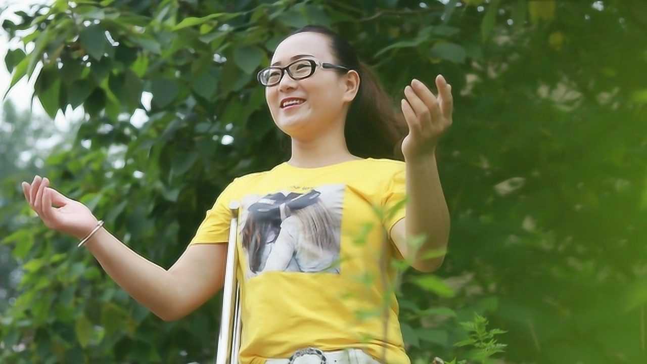 农村独腿歌手袁雪,一曲《春暖花开mv》甜美歌声醉心田