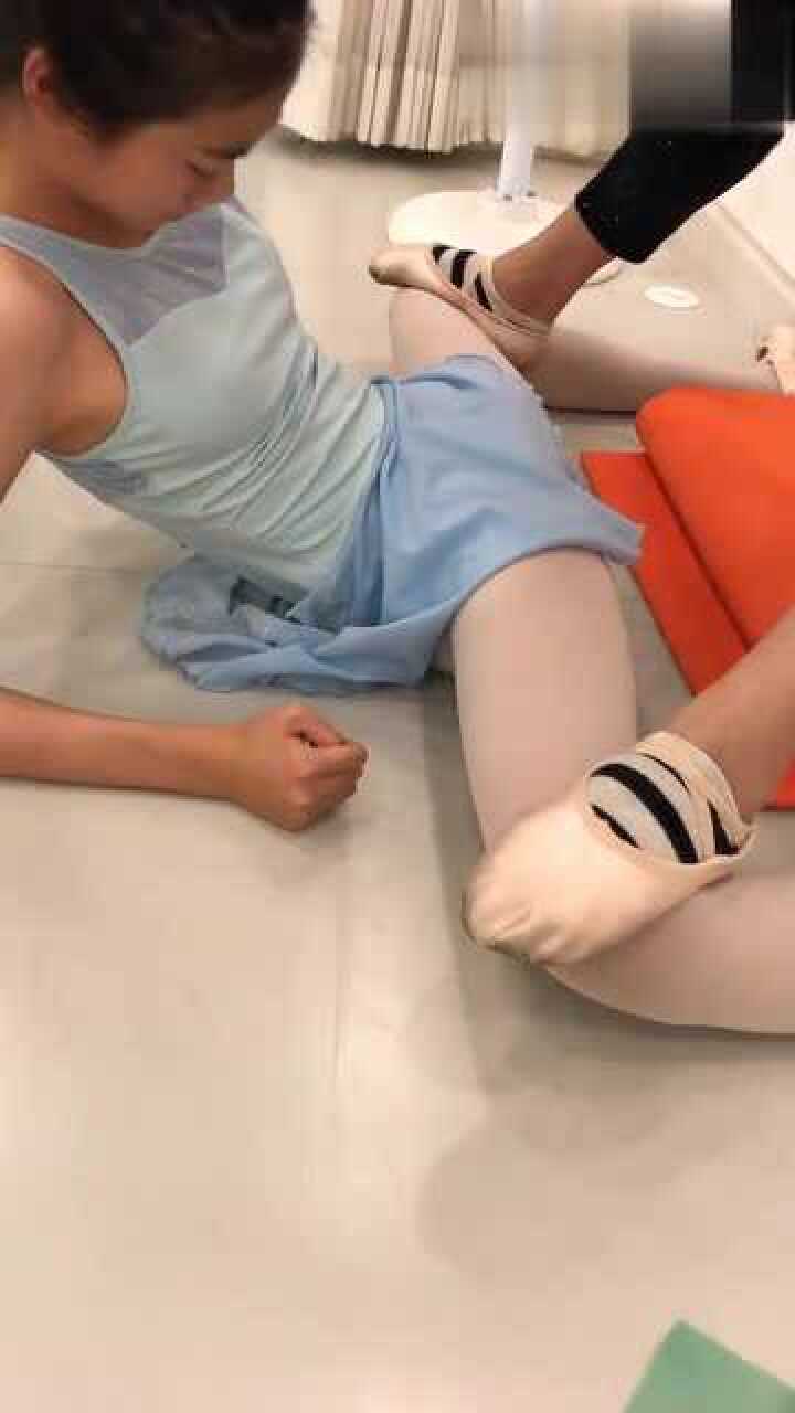 舞蹈基本功魔鬼训练小女孩竟然痛成了这样看着不免有些心疼