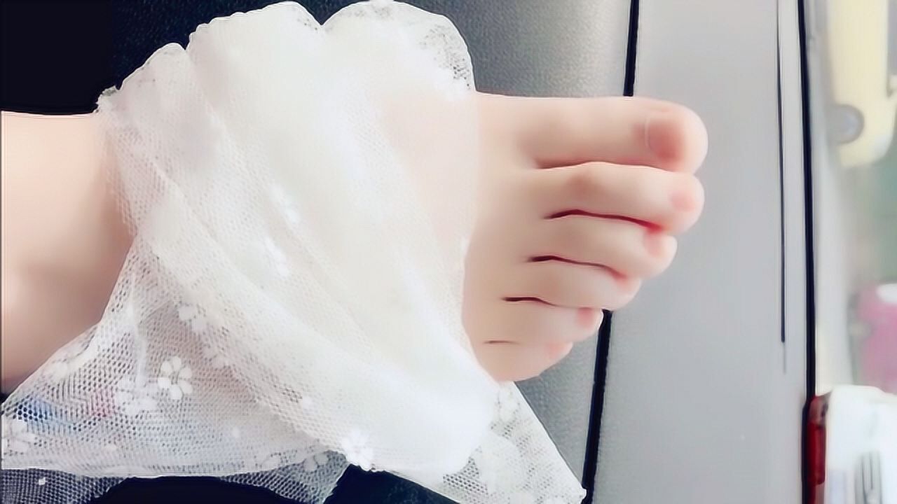 美女脚模的生活自拍：逛街下车前换美甲穿高跟凉鞋，太讲究了！_高清