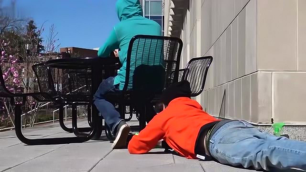 街头恶作剧男子把路人的鞋带系在一起激怒对方就跑