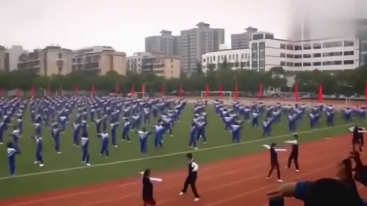 课间操跳《向快乐出发》，瞬间想起我们当年做过的广播体操_高清