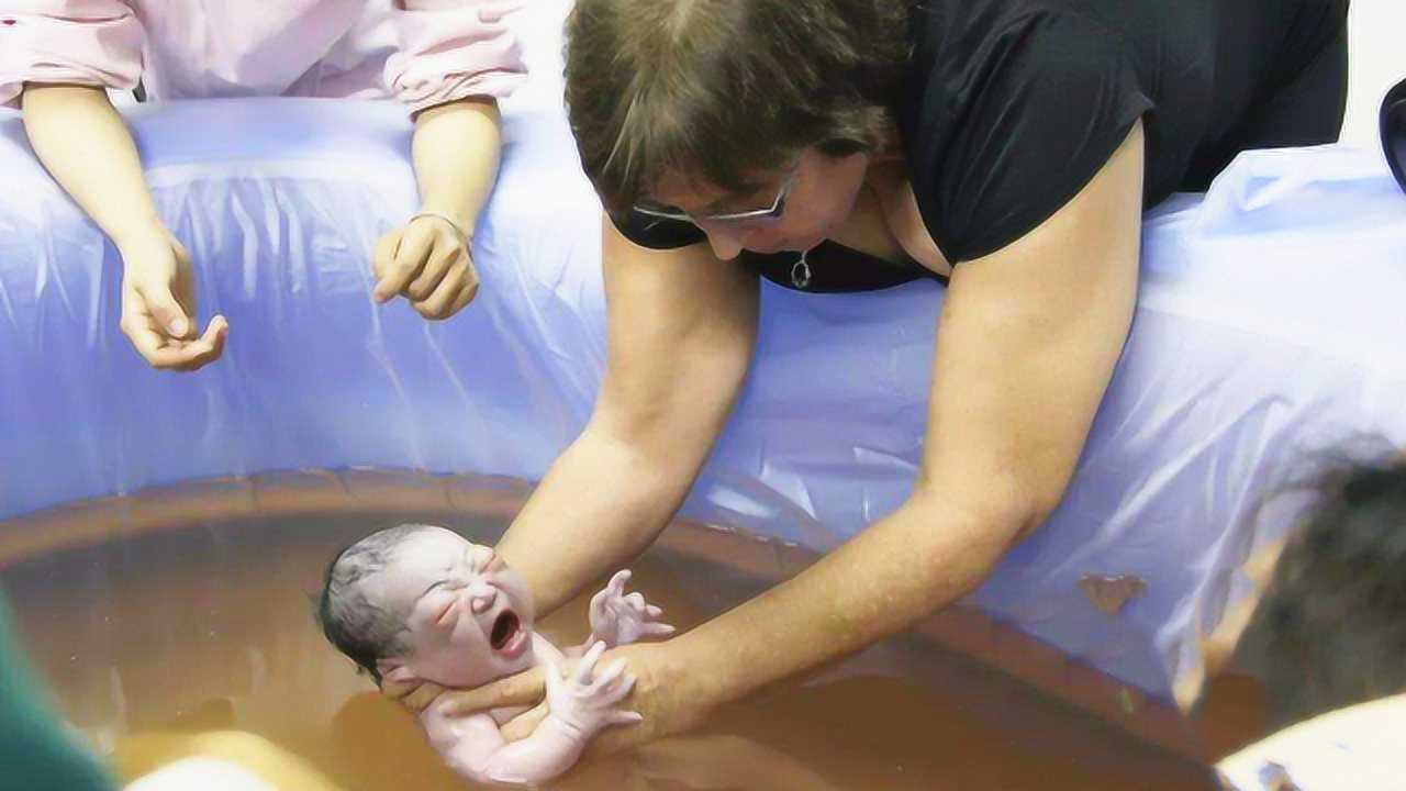 外国流行的水下分娩为何中国从不实行孕妇有一点无法接受