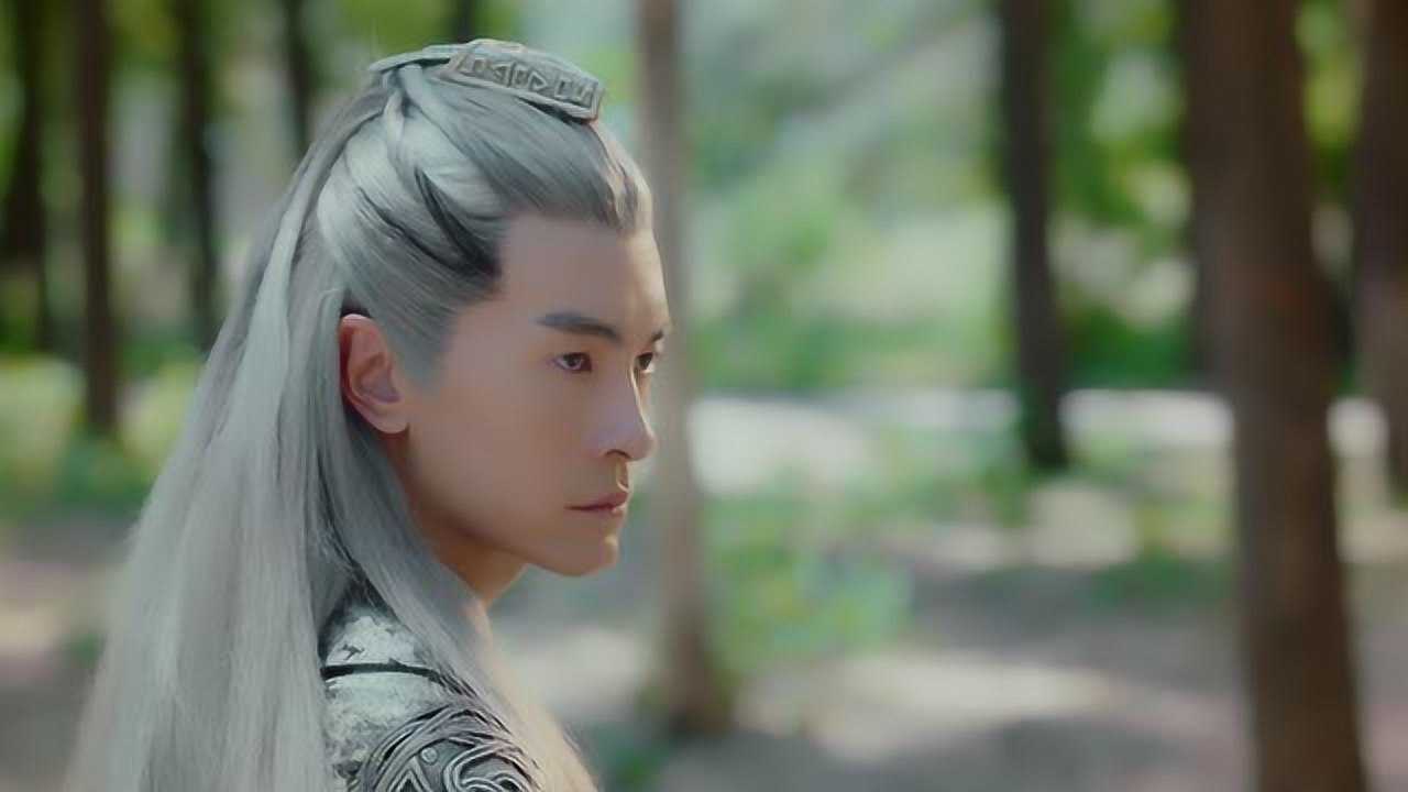 银尘及时赶回来,救下了麒零