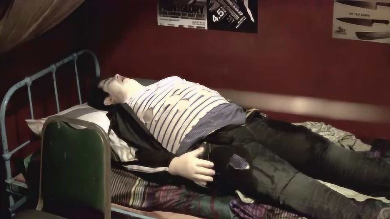 全城戒备大胖子在床上睡觉突然床一直漏水大胖子也瘦了不少