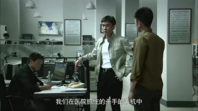 男子被杀手跟踪,默默的卷起手里的杂志,几招就将杀手制服