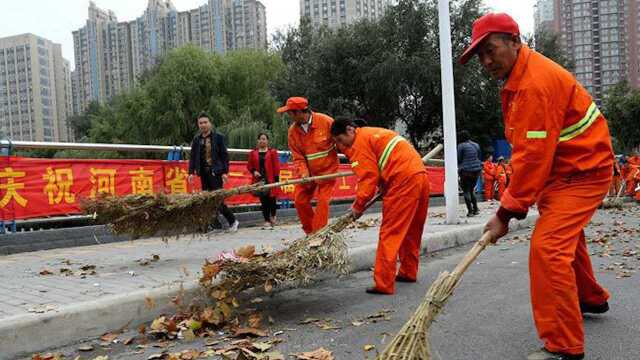 河南杞县环卫工工资拖欠8个月,城管:县政府与外包方正协商