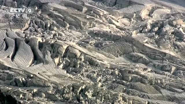 两千条冰河穿越高加索山脉,其中栖息着棕熊岩羚羊等稀有动物