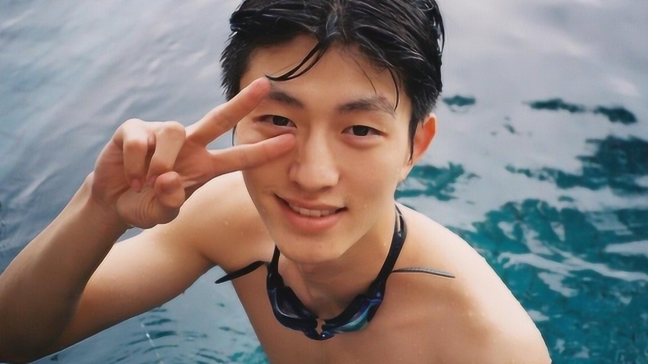 金大川的腹肌太好看,隐藏在衣服下的完美身材,若隐若现超迷人