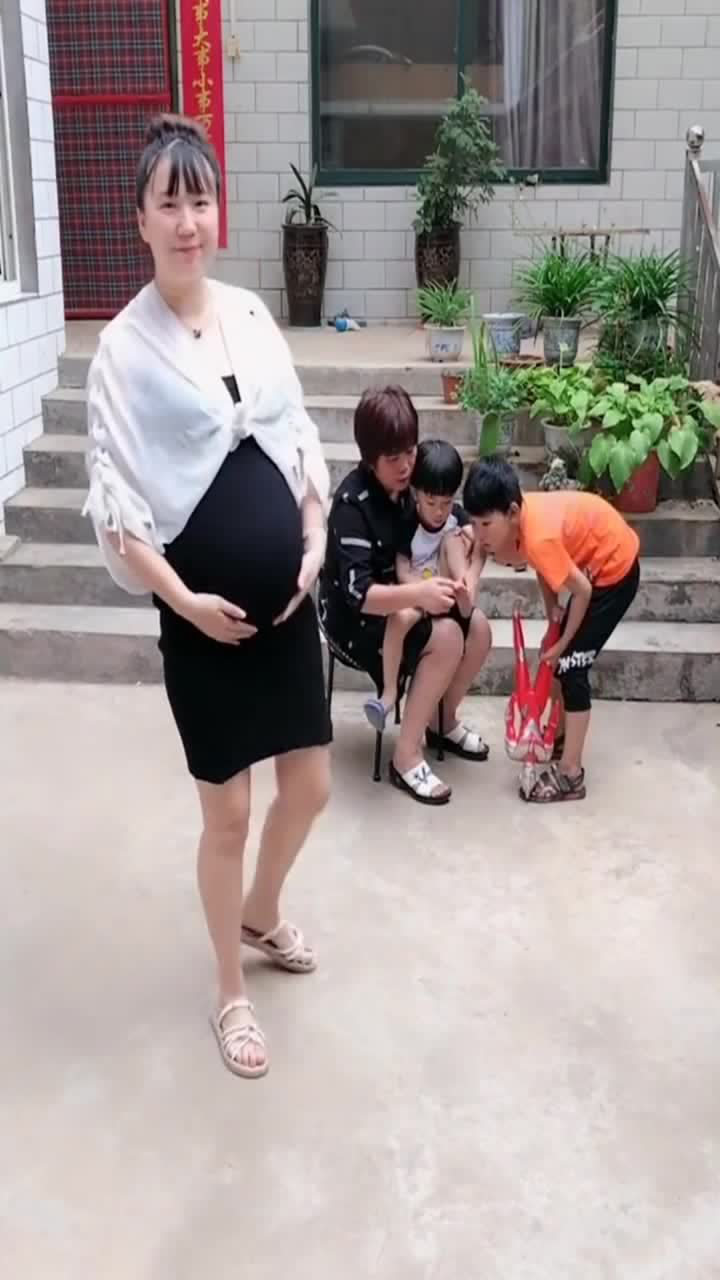 她是個孕婦,挺著大肚子,婆婆幫她照顧大寶!_騰訊視頻