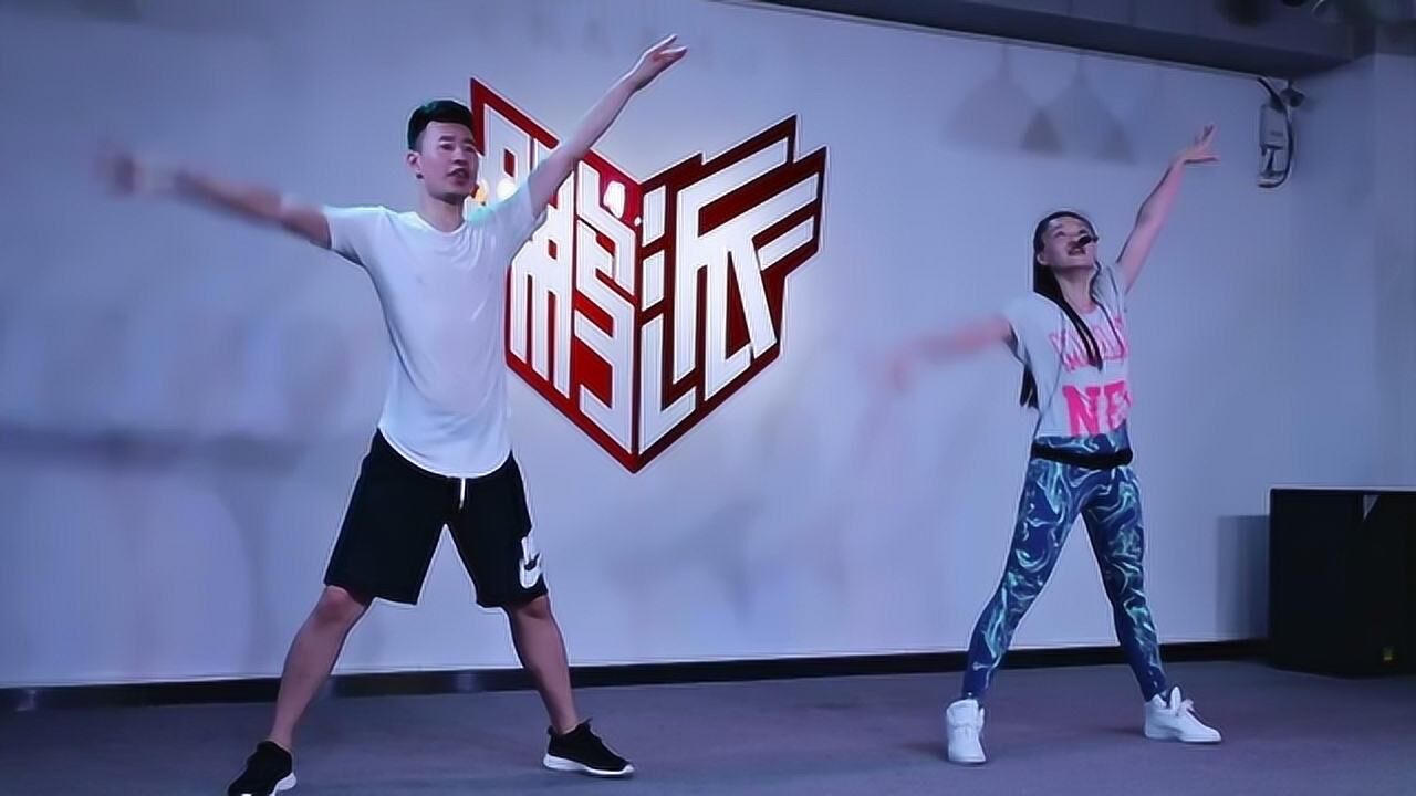 广场舞《偶像万万岁》有氧健身操,简单开心燃脂,两人对跳