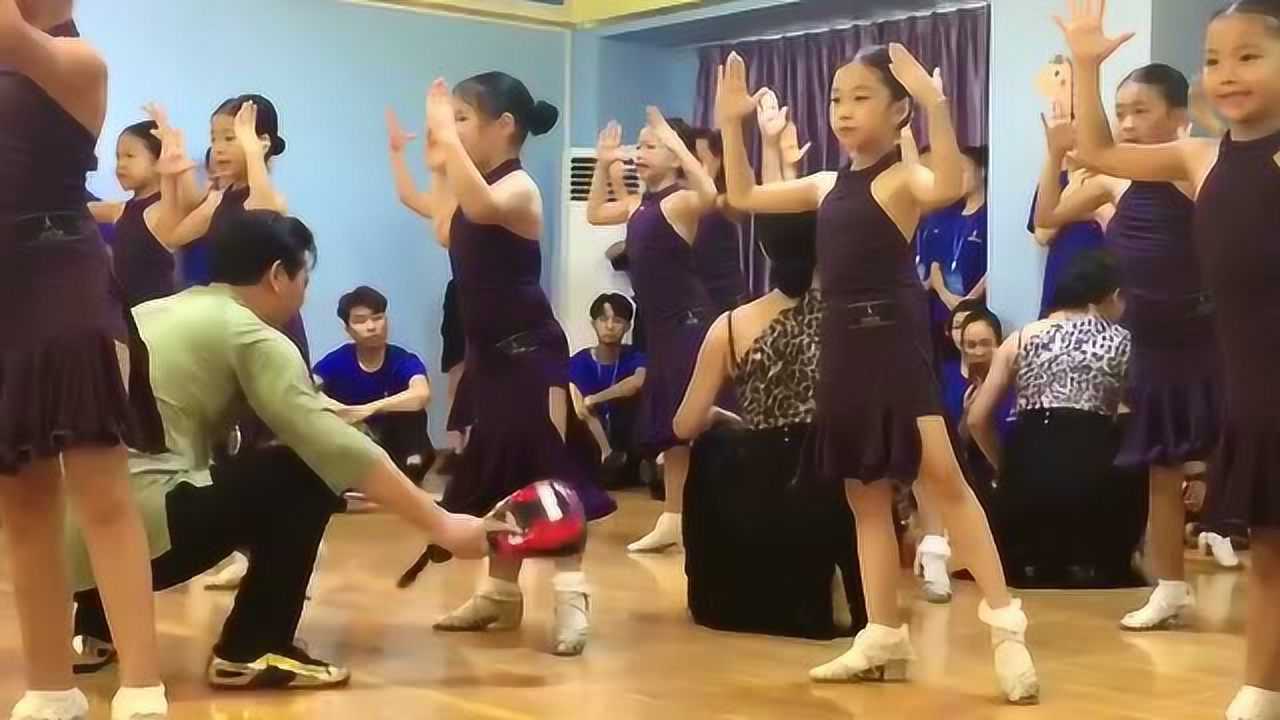 成绩好都“打出来的”,跳舞不好直接就挨板子了_腾讯视频