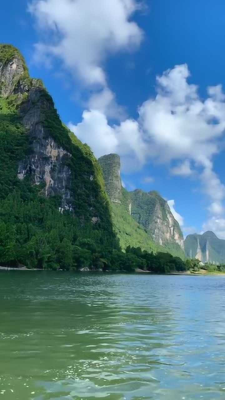 蓝天白云青山绿水,说的就是桂林山水,简洁而又全面的概括