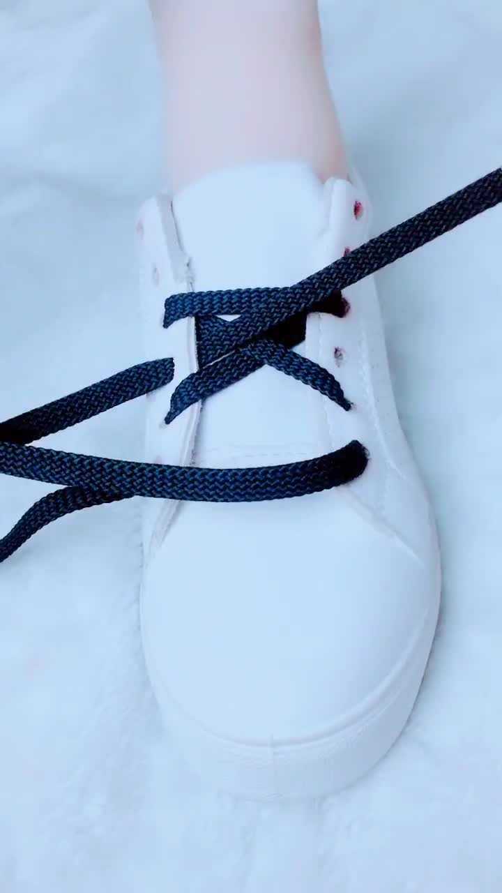 小白鞋鞋带的新系法,个性又时尚,男生的最爱