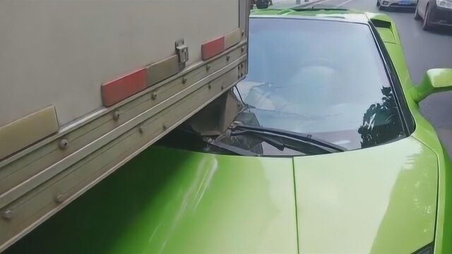 合肥一辆兰博基尼跑车追尾货车 挡风玻璃破碎 维修费用约40万