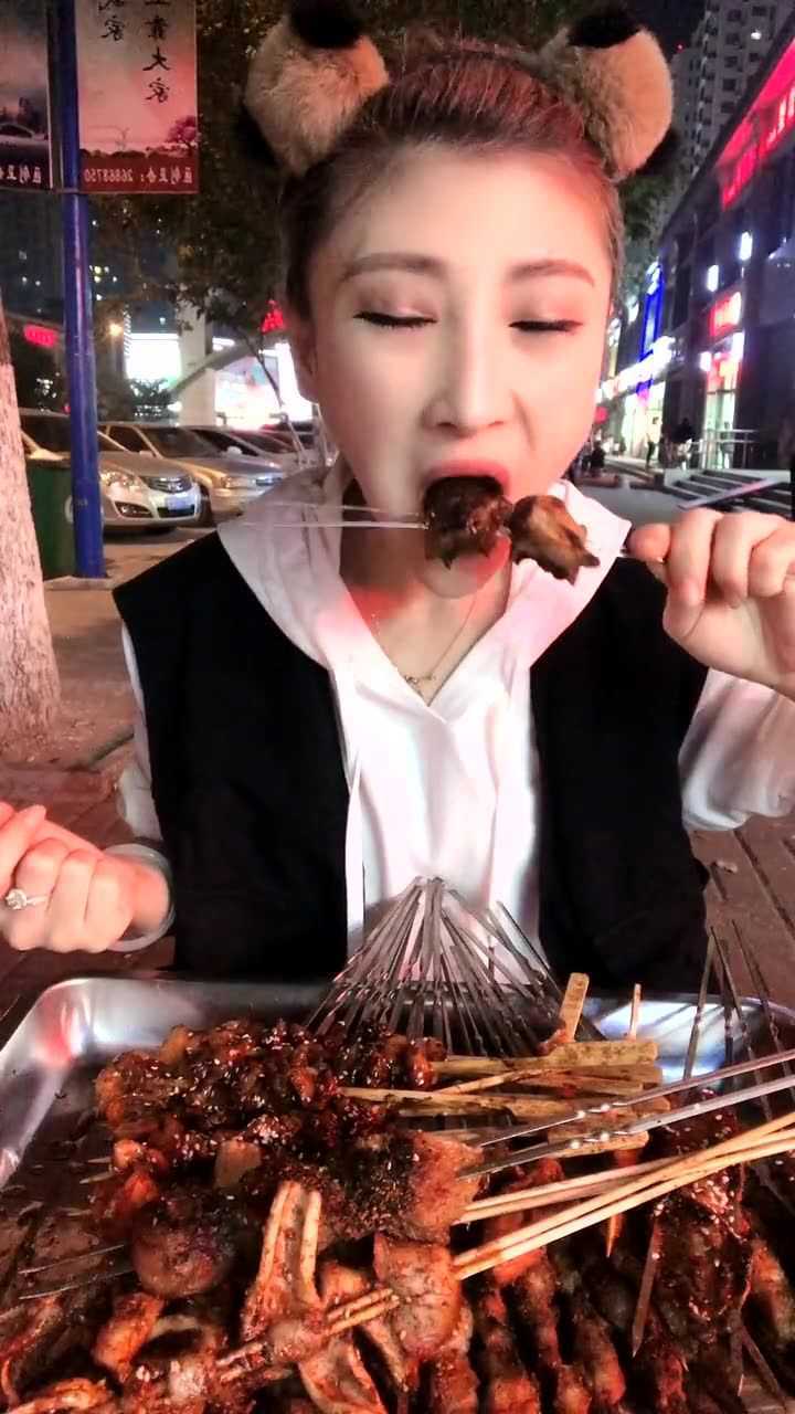 大胃王桐桐吃烤串大腰子鸡皮大口开喽吃得那叫香啊