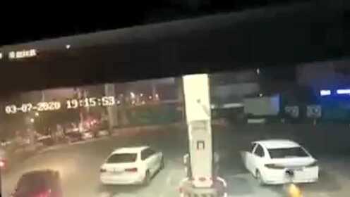 #福建泉州一酒店坍塌#福建泉州欣佳酒店坍塌瞬间监控视频。