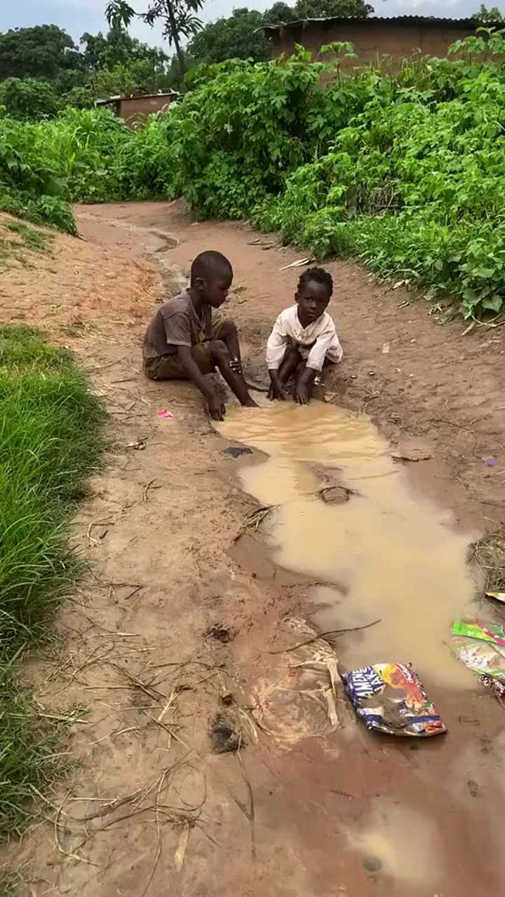 非洲黑人孩子洗脚