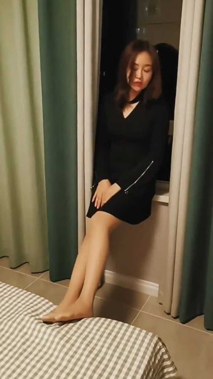 落落大方的丝袜美女居家休闲自拍这拍摄效果看起来属实给力