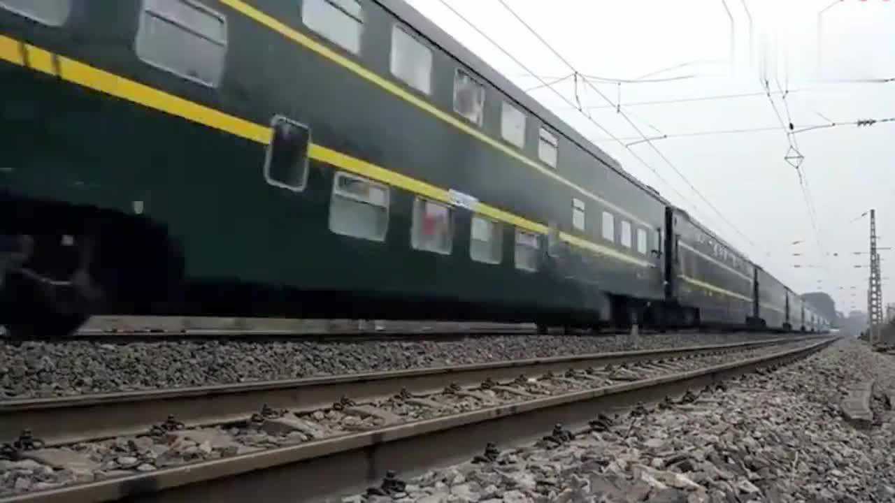曾经的双层绿皮火车k9446次列车通过自贡大山铺站