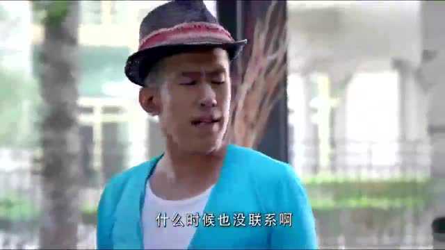 男子和女子在一起甜蜜接吻,结果女友进来看到后不怒反笑,真逗