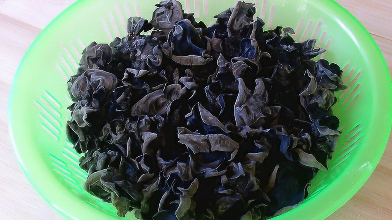 泡木耳只要两分钟木耳又软又干净记住方法随吃随泡真方便