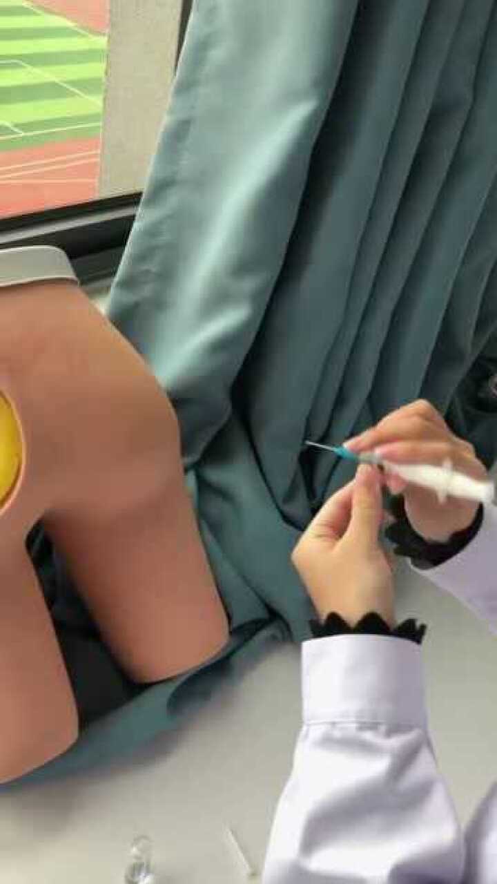 美女看完你打针不由的屁股一抖希望去医院别碰到你