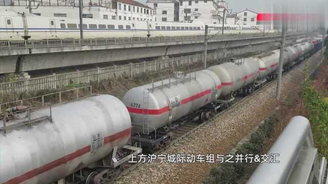 国内运用最广泛的铁路内燃机车—东风4型牵引货列苏州站附近通过