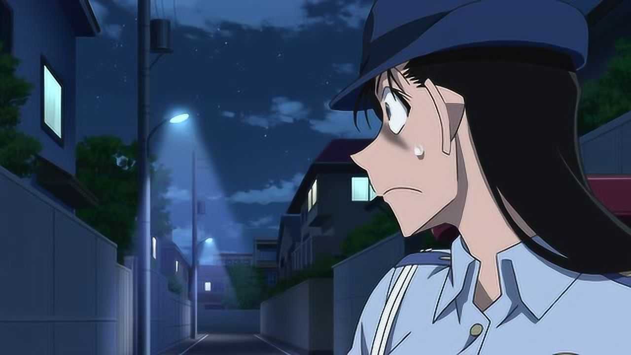 名侦探柯南晚上由美警官开着警车去查案却不知自己被神秘人跟踪