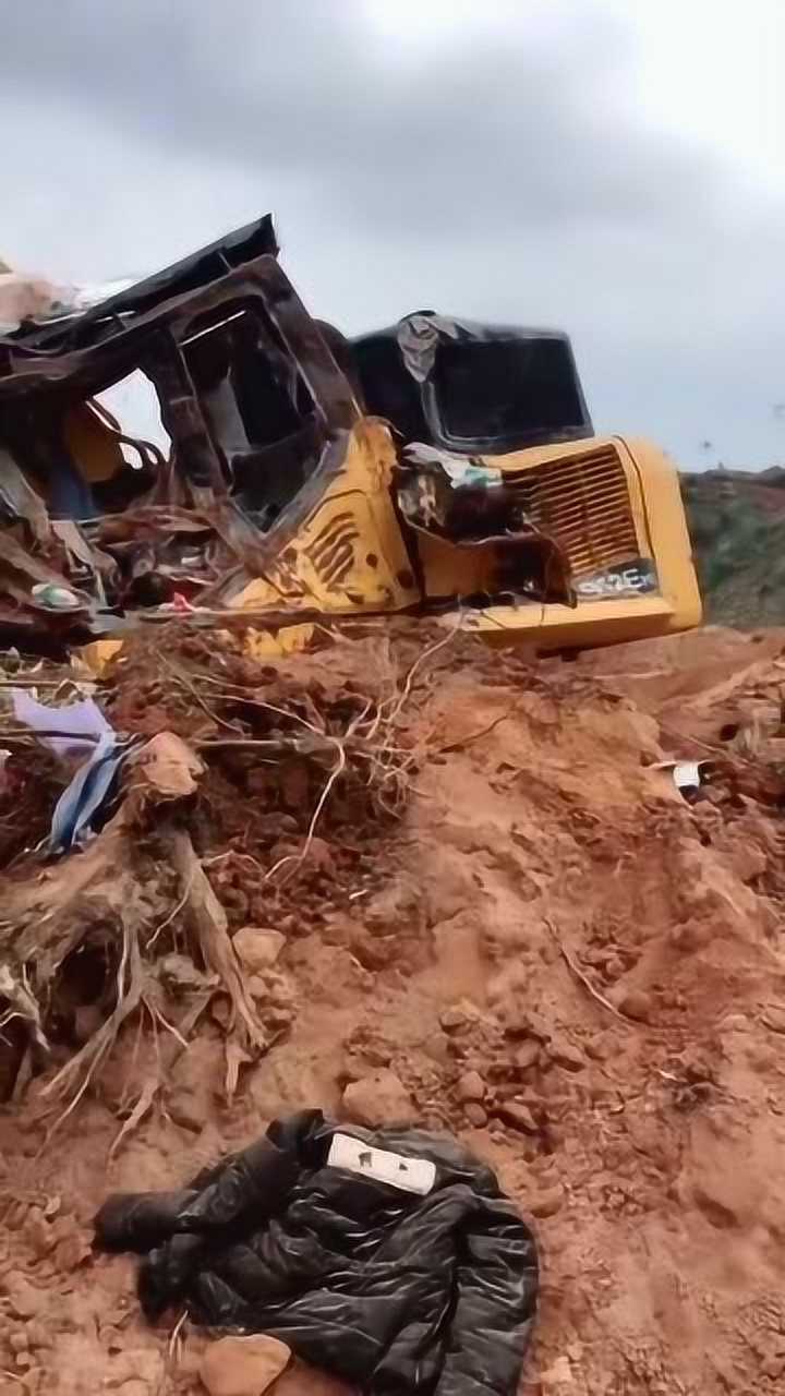 工地上的挖机师傅,被同事撞成这样,老板会赔偿吗?