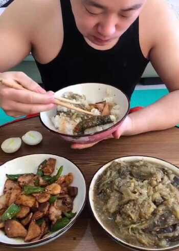 男子在家吃饭,全程低头不语只知道吃,这是真饿了呀!