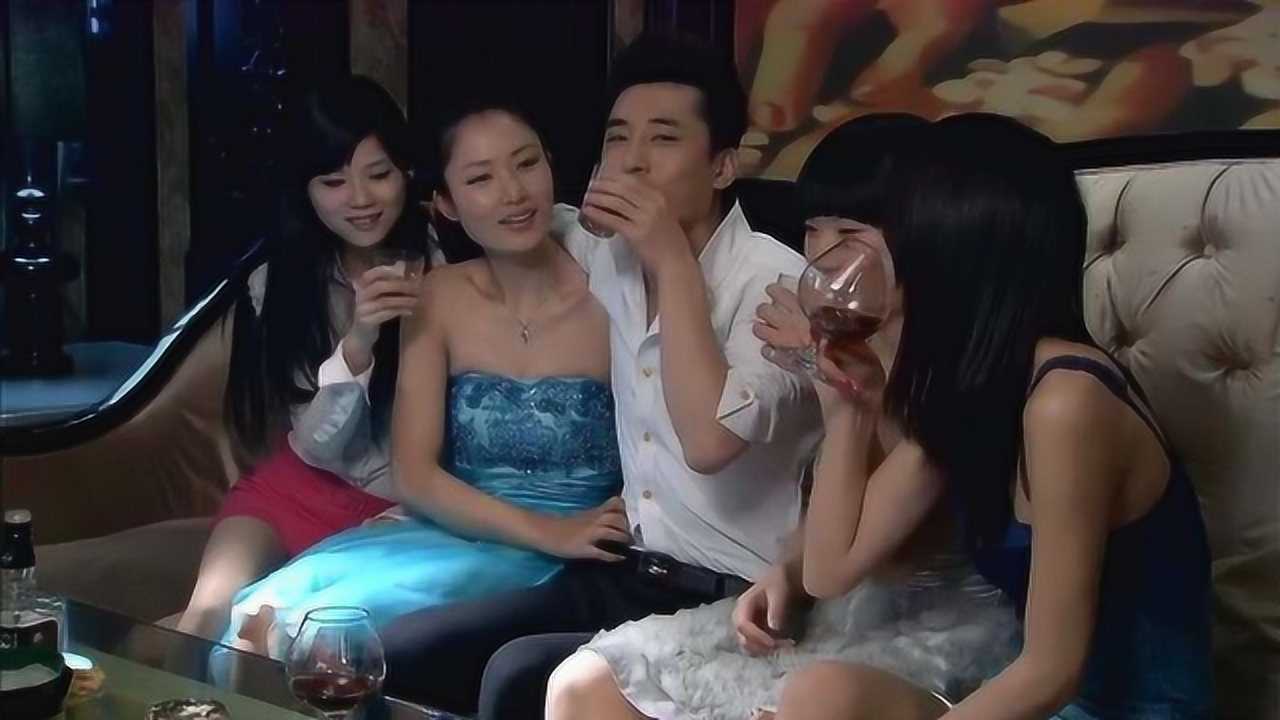 小伙飞黄腾达后报复前女友流连夜店还把前女友叫来陪客