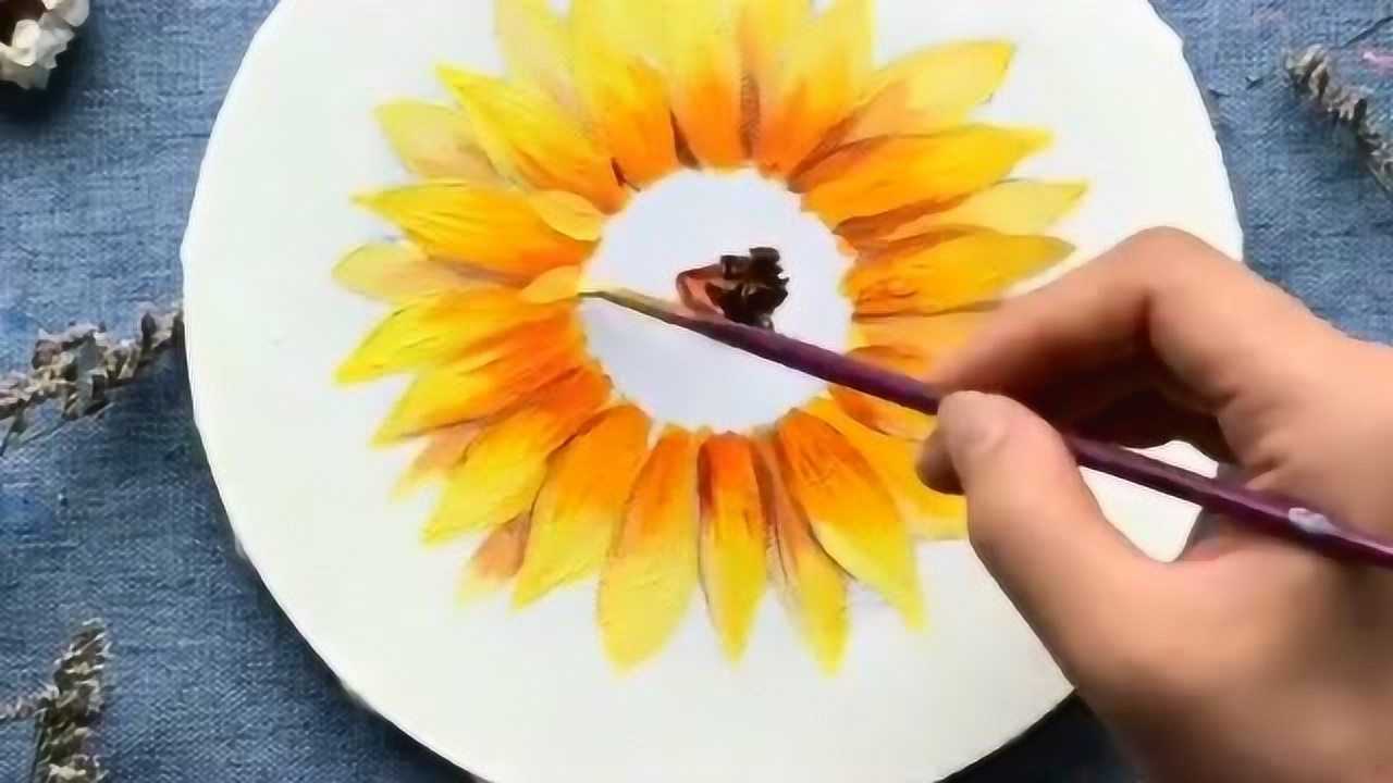 小伙在圆盘上画向日葵手法简单又有新意成品让人眼前一亮