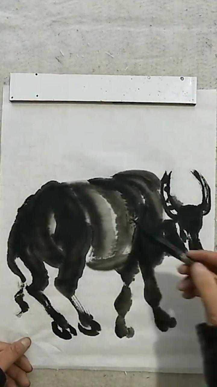 你们数一数,用毛笔画出一只牛用了多少笔?