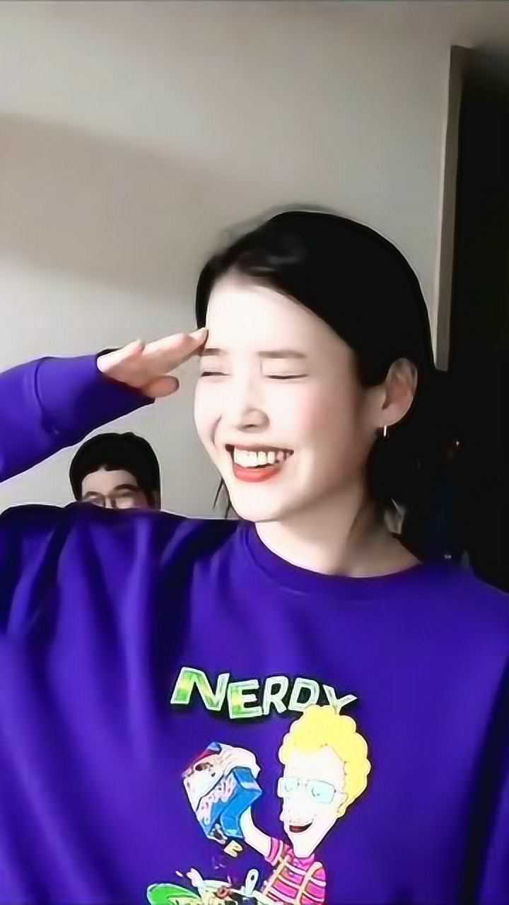 iu李知恩憨憨的敬礼可可爱爱