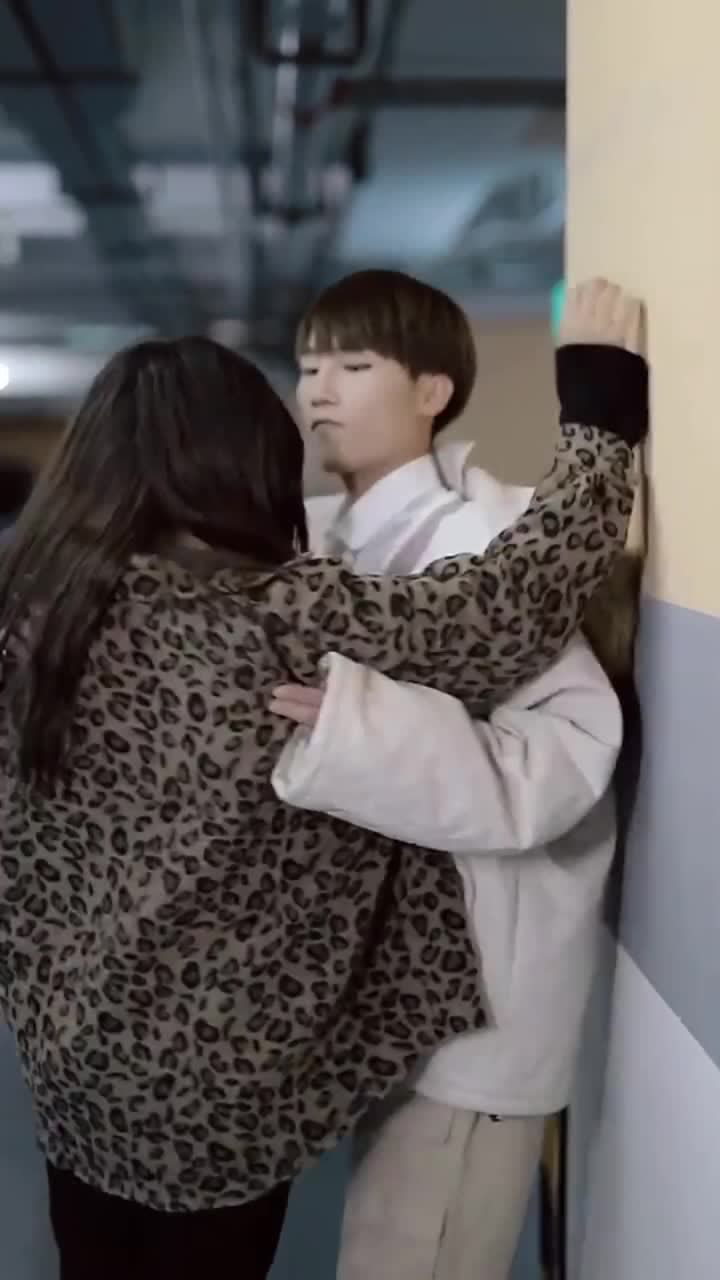 美女对帅哥壁咚帅哥霸气反击后离开不料竟被美女一把拉住