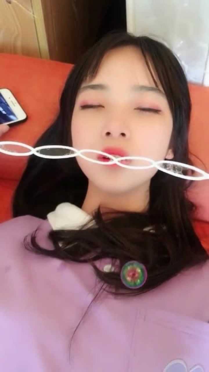 女友睡觉打呼噜,都能够吹泡泡,太好笑了