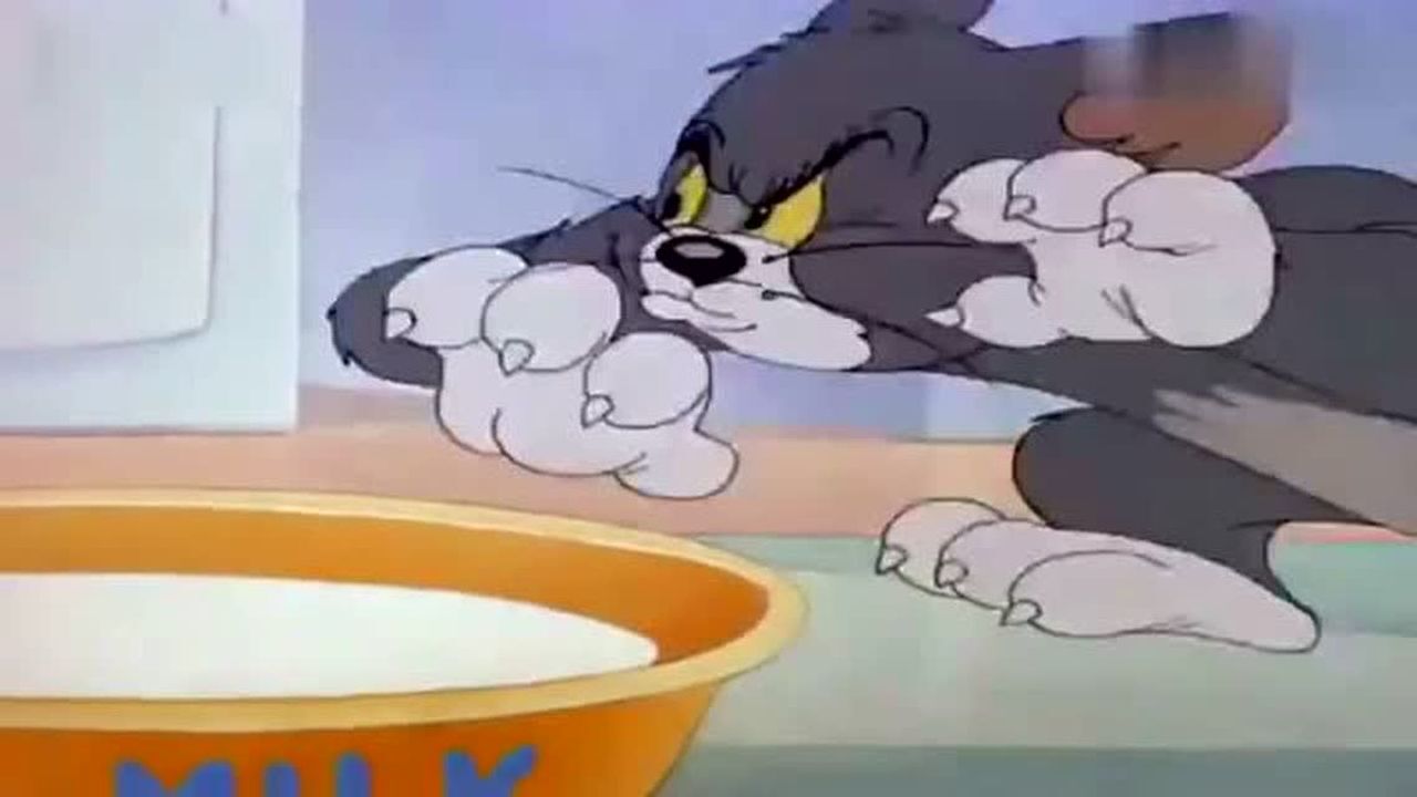 小老鼠和小老鼠躲进牛奶里没想到大猫把小老鼠吃了