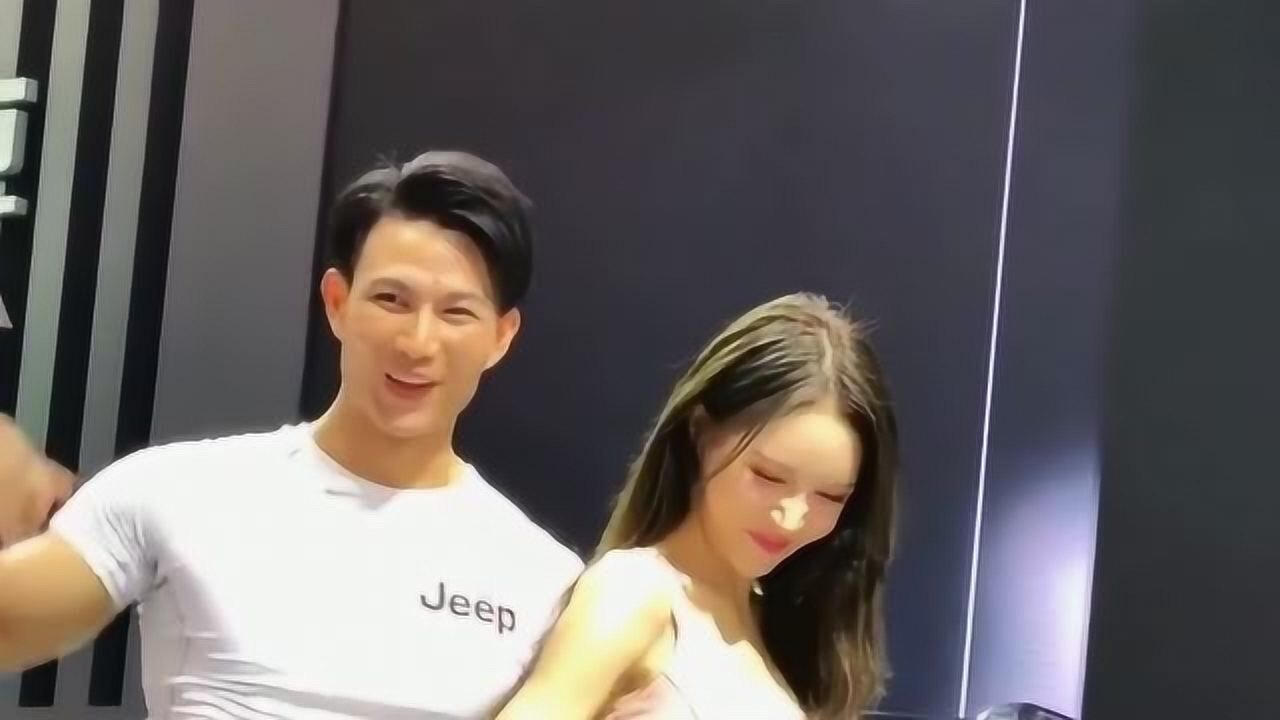 帅哥非要和小姐姐比肌肉，不服输的美女亮出腹肌，这下彻底佩服了！_高清