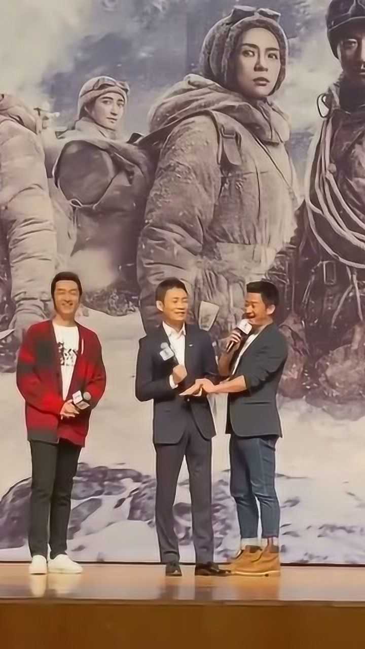 吴京太调皮了把张译的嘴捂上了影帝间的较量