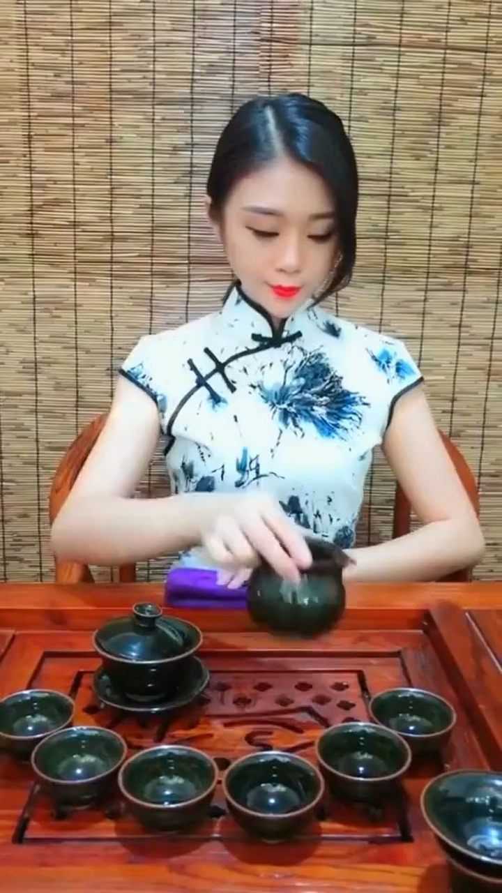 古色古香的美女穿上旗袍好有韵味这泡茶的手法一看就不一般