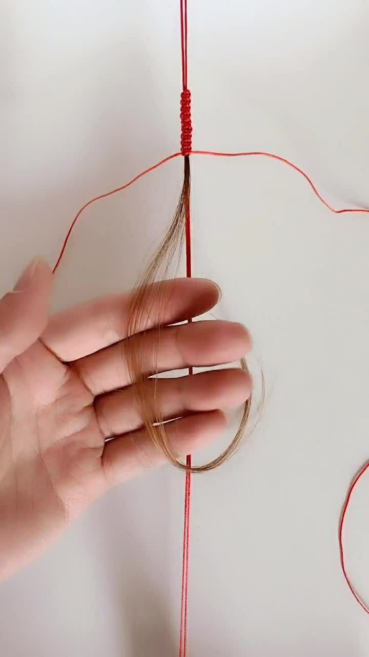 一缕青丝手链教程,编起来也没有这么复杂,其实很简单