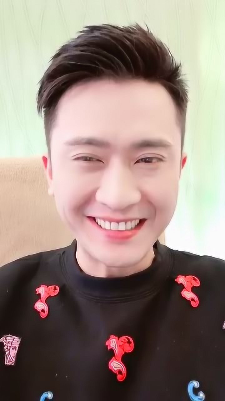 主持人杨帆又搞笑了,进行方脸挑战,是不是帅到爆炸了!