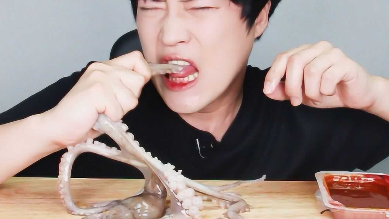 男子为吸粉竟挑战生吃活章鱼网友看完立马瘦10斤