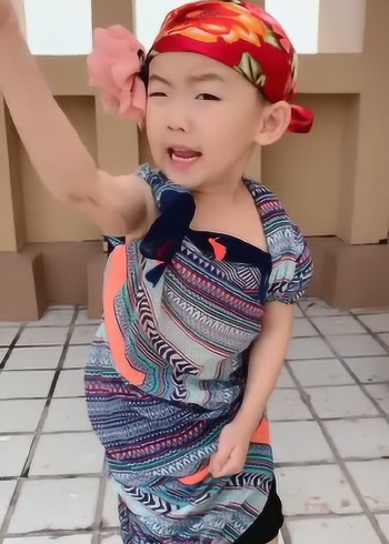 小男孩小小年纪男扮女装太好看了网友有那么点意思了