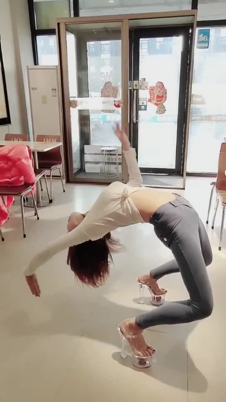 美女穿恨天高下腰网友没有十年功底做不出来