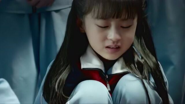 小茜当家 ;同学把小女孩的生日礼物给打碎,哭的眼都挣不开了